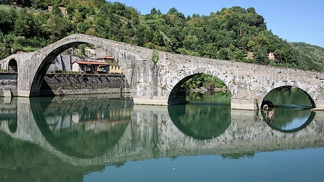 Un piccolo paesino nella valle del Serchio conosciuto per le leggende che si celano dietro a uno dei ponti più suggestivi d'Italia