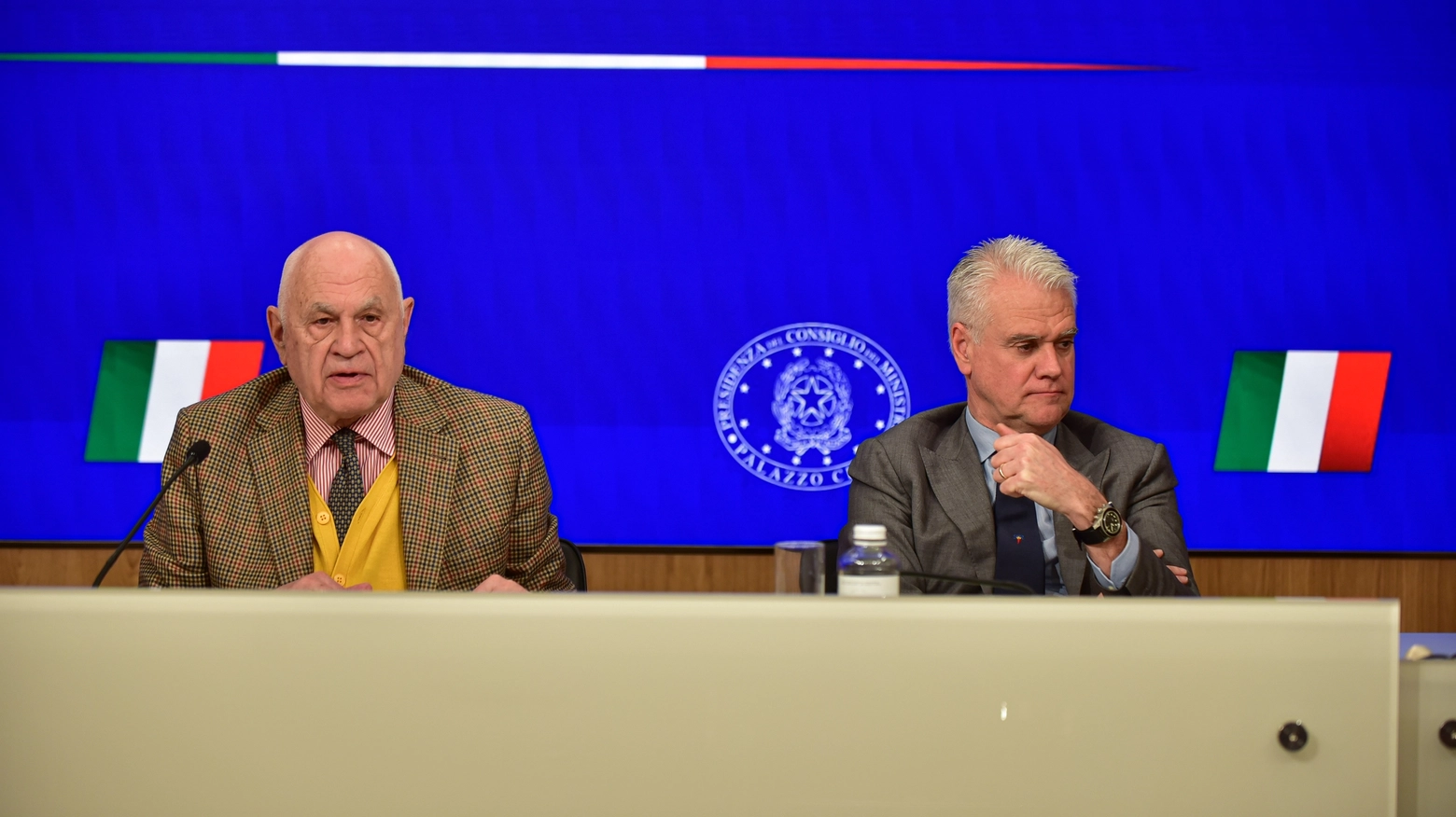 Il ministro della Giusitizia Carlo Nordio in conferenza stampa accanto al ministro Paolo Zangrillo (ImagoE)