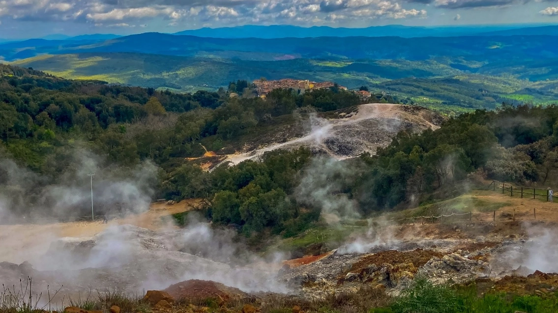 Le tipiche ’fumarole’ nelle aree geotermiche del Parco delle Colline Metallifere