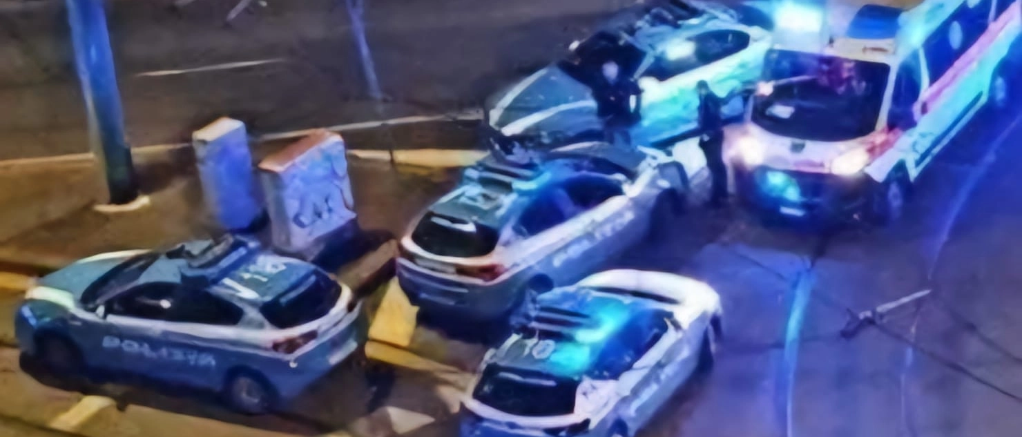 Polizia e ambulanza davanti alla stazione di Milano Lambrate
