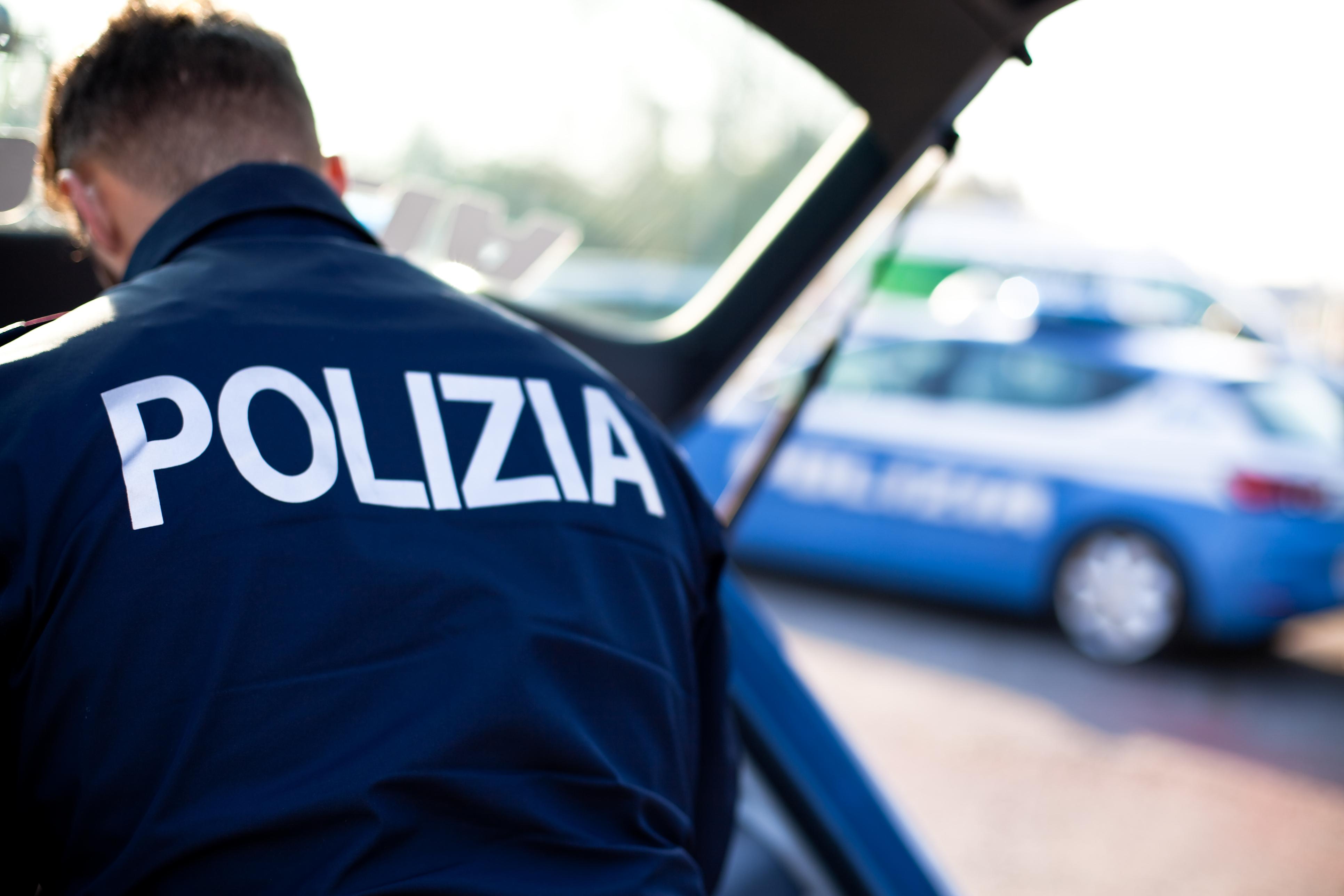 Poliziotti feriti da Quotidiano.net Poliziotti feriti a martellate in una stazione di servizio vicino Ivrea uno è grave