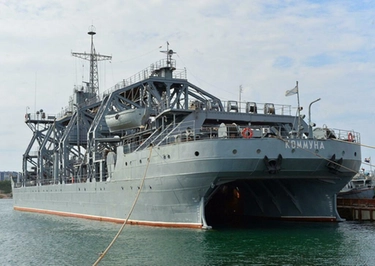 La nave Kommuna colpita a Sebastopoli: perché è un colpo durissimo per la flotta di Putin