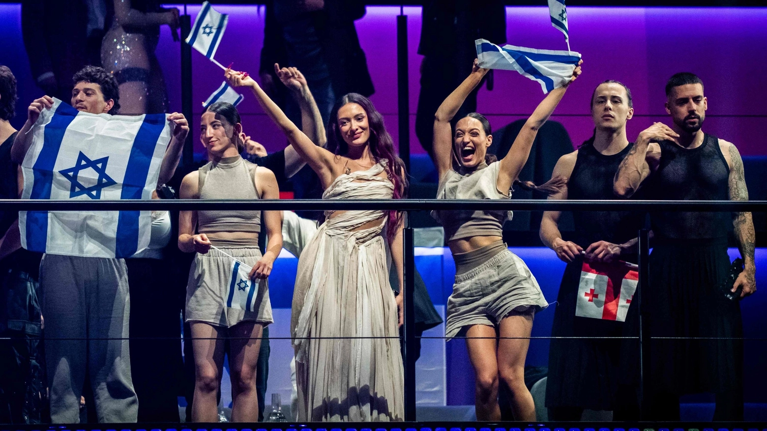 La cantante israeliana Eden Golan esulta per il passaggio alla finale dell'Eurovision 2024 (Ansa)