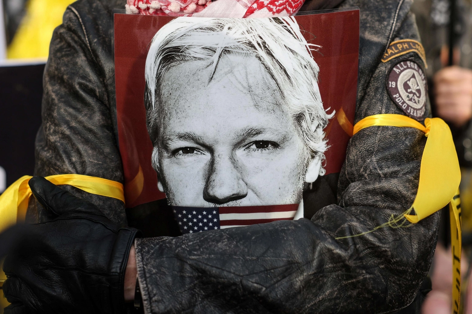 Un manifestante pro-Assange (Ansa)