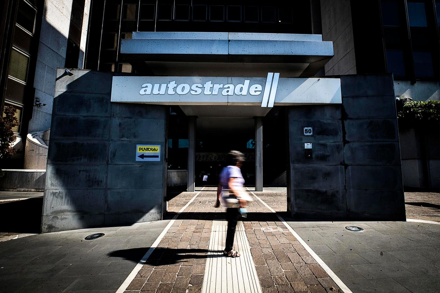 utilizzo illecito dati personali dipendente per giustificare il licenziamento multa di 420mila euro ad autostrade per l8217italia
