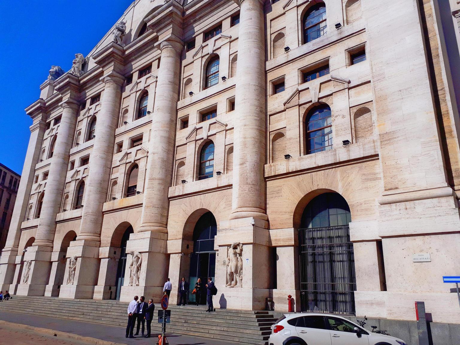 Borsa: Milano chiude in rialzo (+0,74%), Azimut e Tim sul podio Borsa: Milano chiude in rialzo (+0,74%), Azimut e Tim sul podio