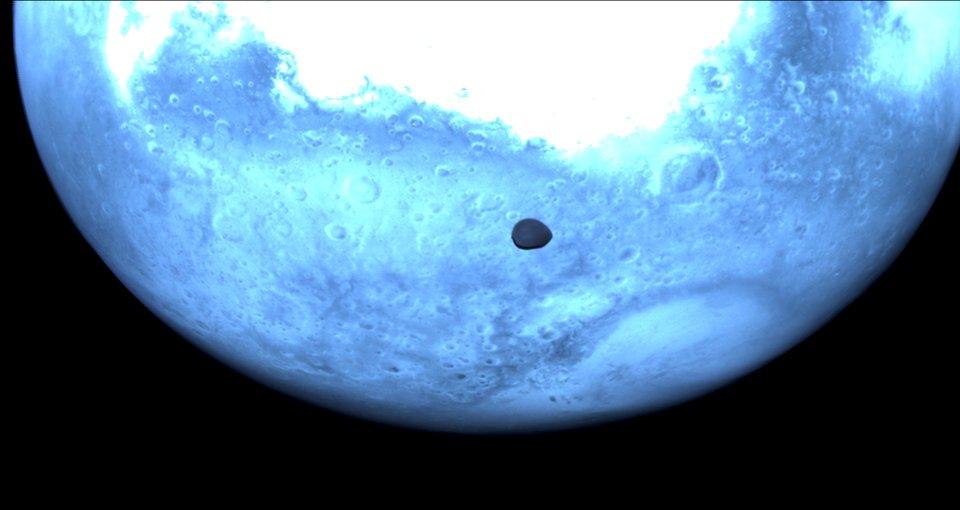 Misteriosa luna da Quotidiano.net Misteriosa luna di Marte catturata dalla missione Hera La foto di Deimos come non l’avete mai vista
