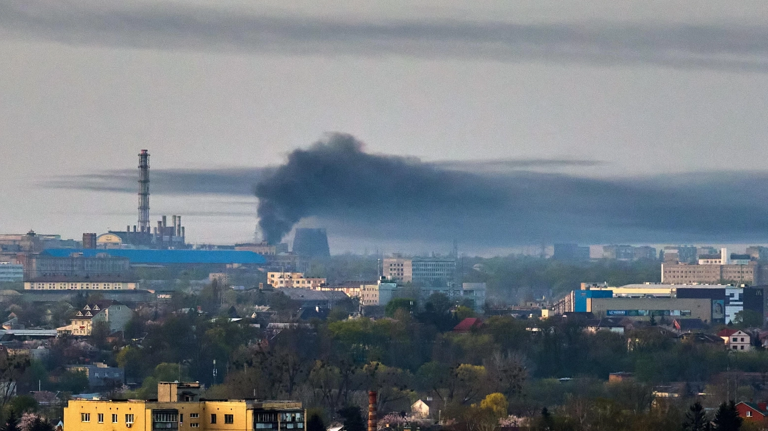 Fumo dopo i bombardamenti su Kharkiv (Ansa)