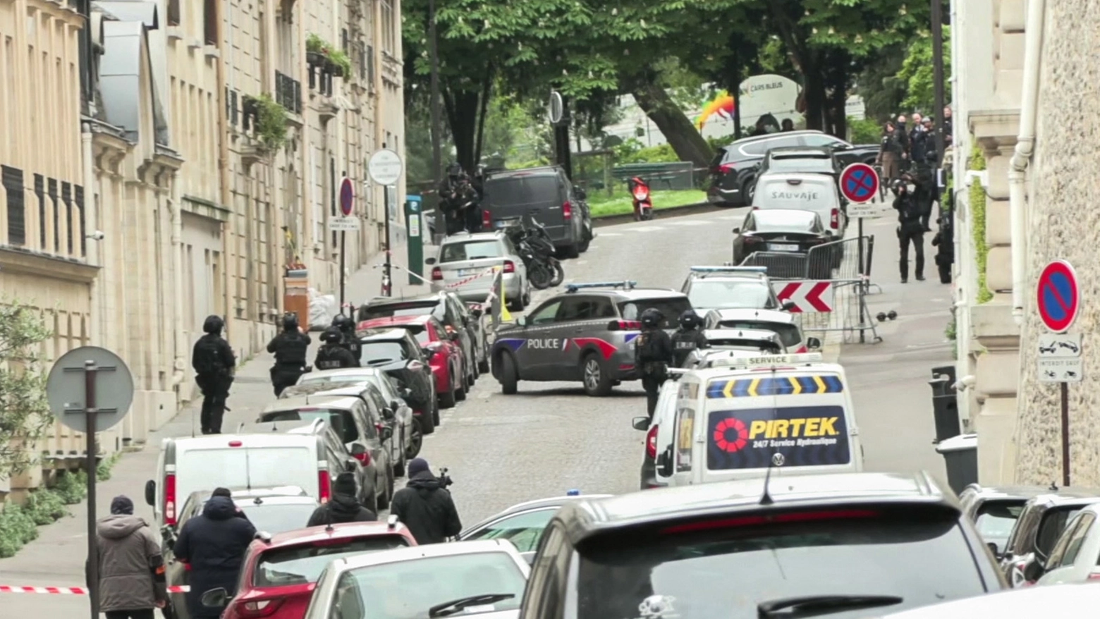 La polizia francese fuori dal consolato iraniano a Parigi (Afp)