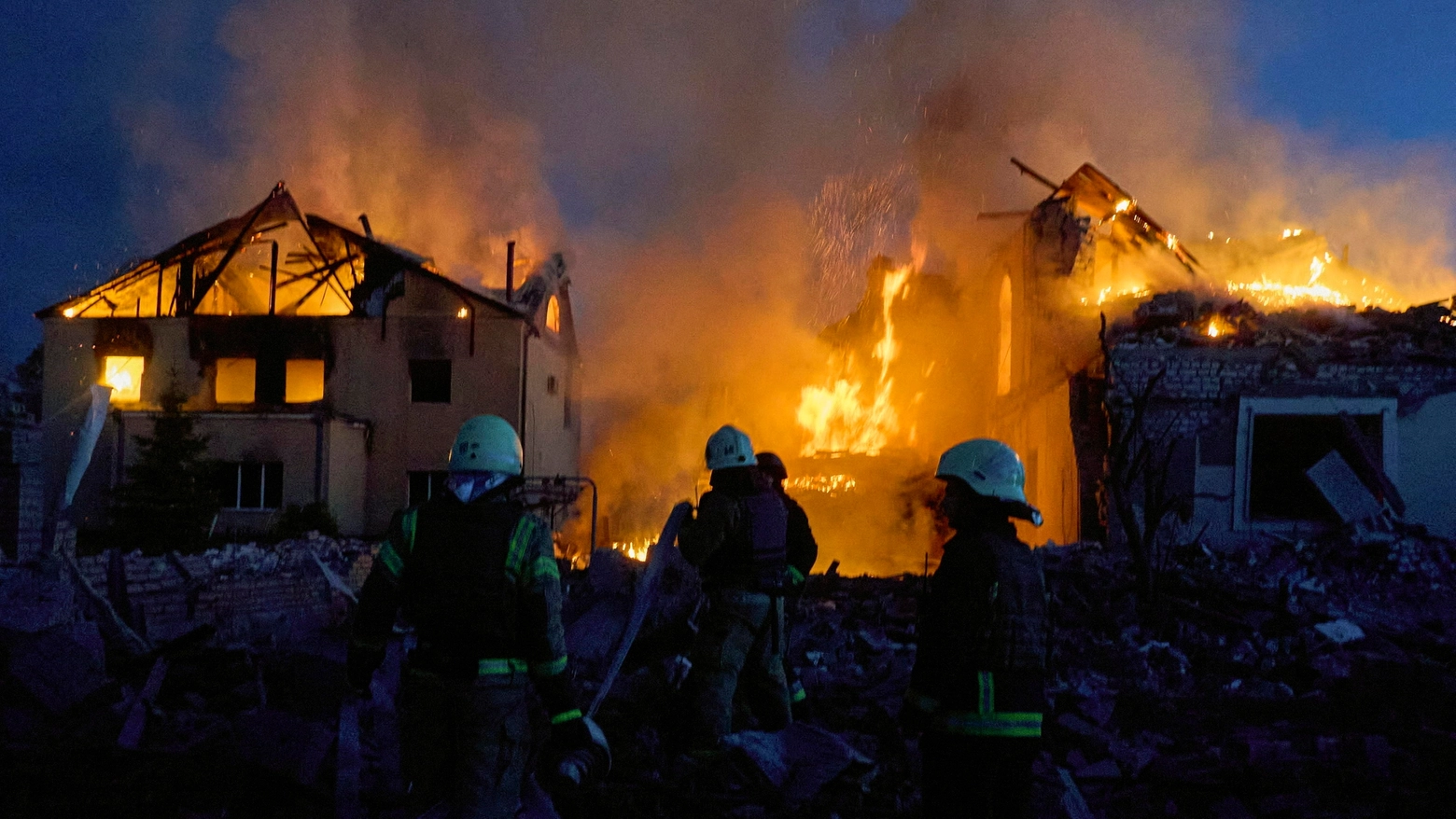 Incendi dopo le bombe russe sulla regione di Kharkiv (foto Ansa)