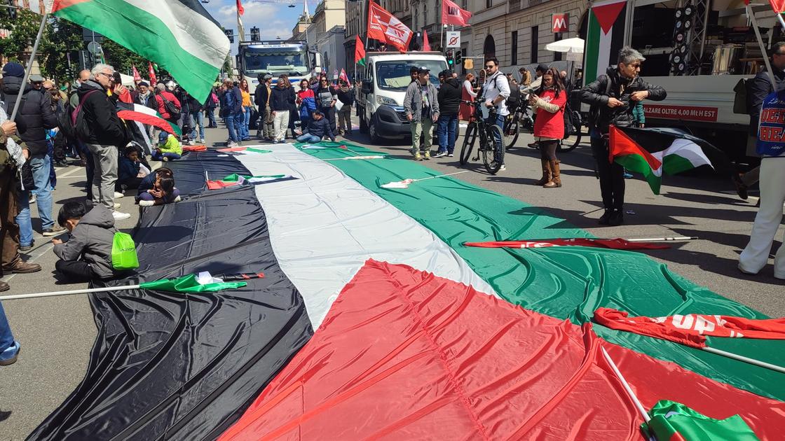 25 Aprile a Napoli, Cgil e Anpi leggono Scurati e la Costituzione. Il sindaco: “Il Governo deve essere antifascista”. Poi il corteo pro Palestina