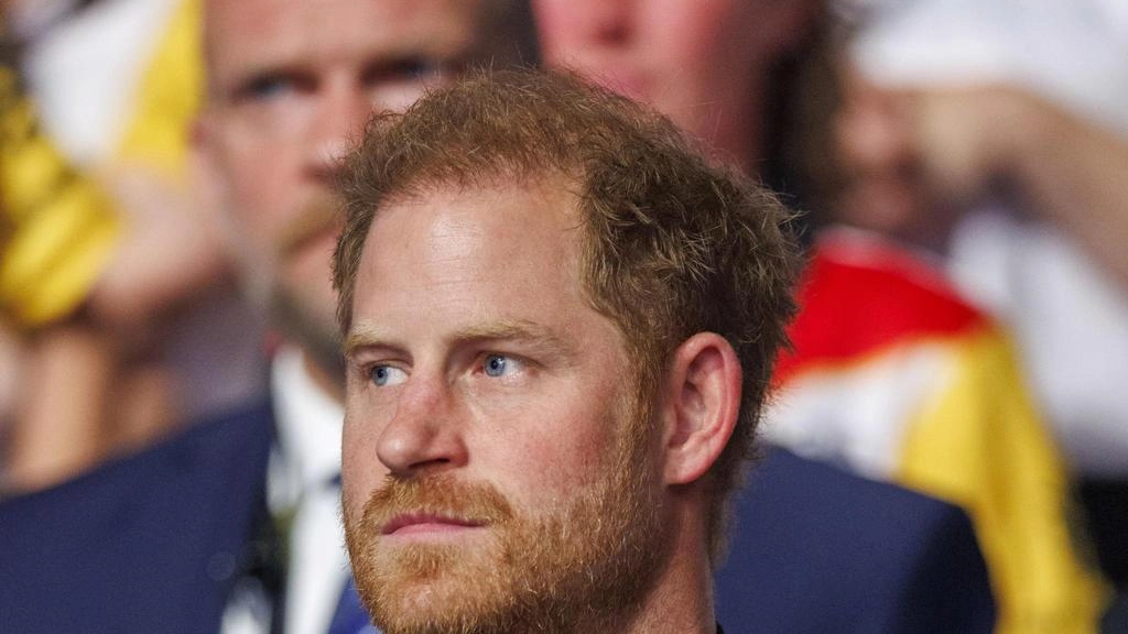 Il principe Harry si allontana sempre di più dalla famiglia reale con la rinuncia alla residenza britannica, aumentando le tensioni in un momento difficile per i Windsor.