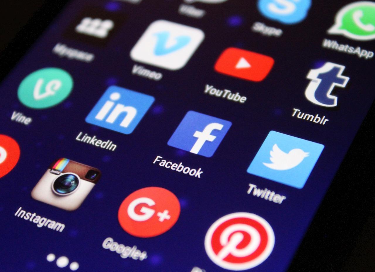 Bruxelles, braccio di ferro sul divieto dei social media ai minori: divide la proposta di Meta Bruxelles, braccio di ferro sul divieto dei social media ai minori: divide la proposta di Meta