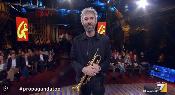 Morto il trombettista di Propaganda Live, addio a Giovanni Di Cosimo Morto il trombettista di Propaganda Live, addio a Giovanni Di Cosimo
