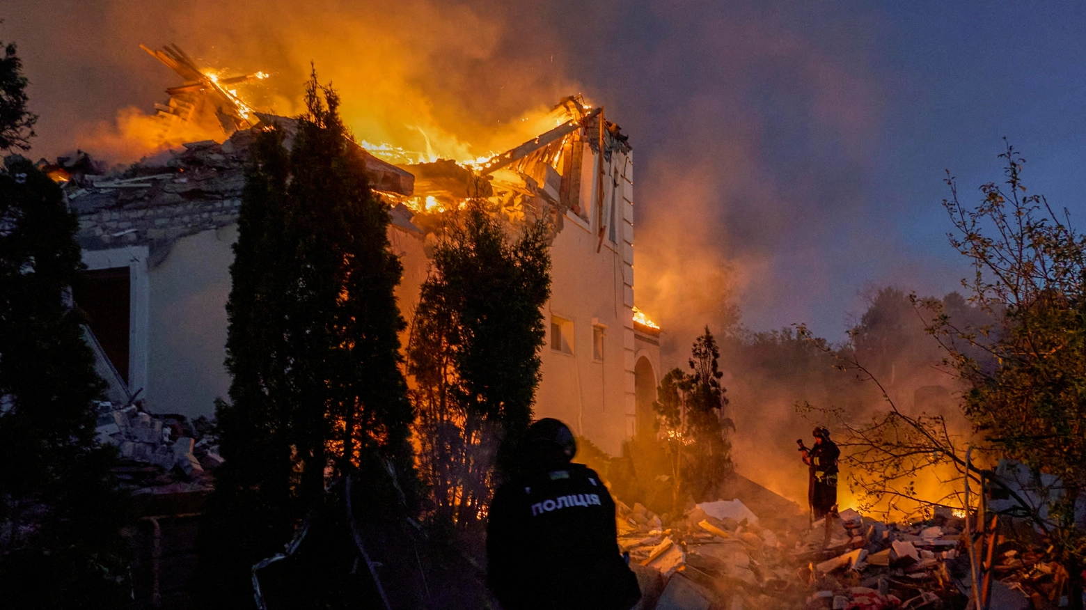 Vigili del fuoco impegnati a spegnere l'incendio di alcune abitazioni a Kharkiv (Ansa)