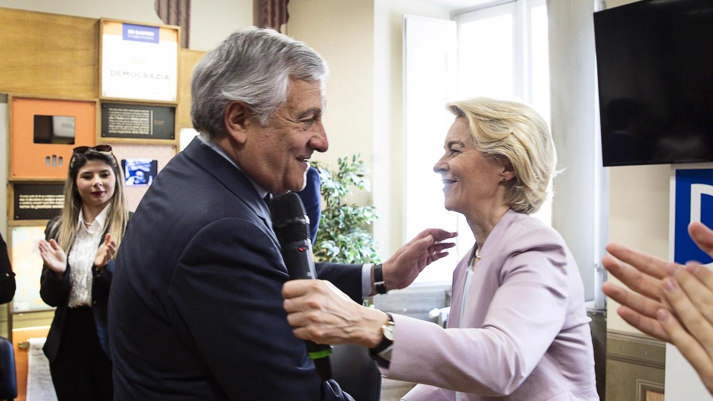 La presidente della Commissione Ue in visita, ma non incontra Meloni. Agenda incerta fino all’ultimo: salta la partecipazione alla kermesse azzurra. Tajani assicura: è la candidata di tutto il Ppe. Ma ci sono malumori nel partito.