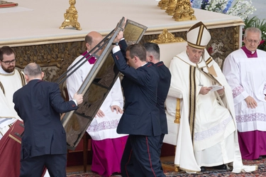 Papa Francesco, la rivelazione: “Ratzinger nel 2005 era il mio candidato. Volevano bruciarlo, mi opposi”