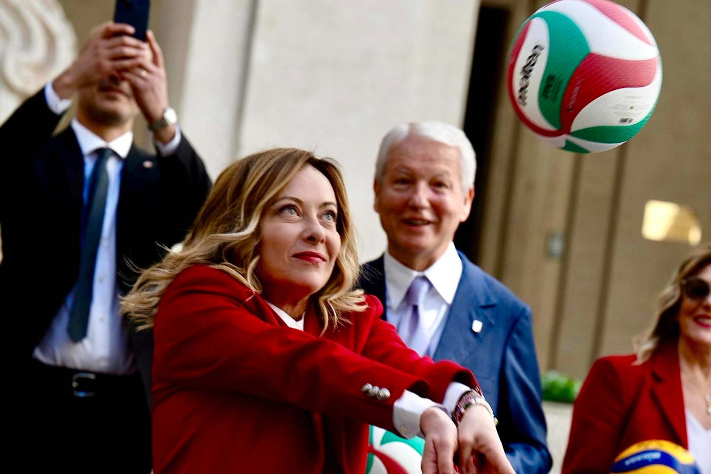 La premier Giorgia Meloni, 47 anni, ha incontrato a Palazzo Chigi le rappresentanti delle quattro squadre di volley femminile protagoniste delle coppe europee