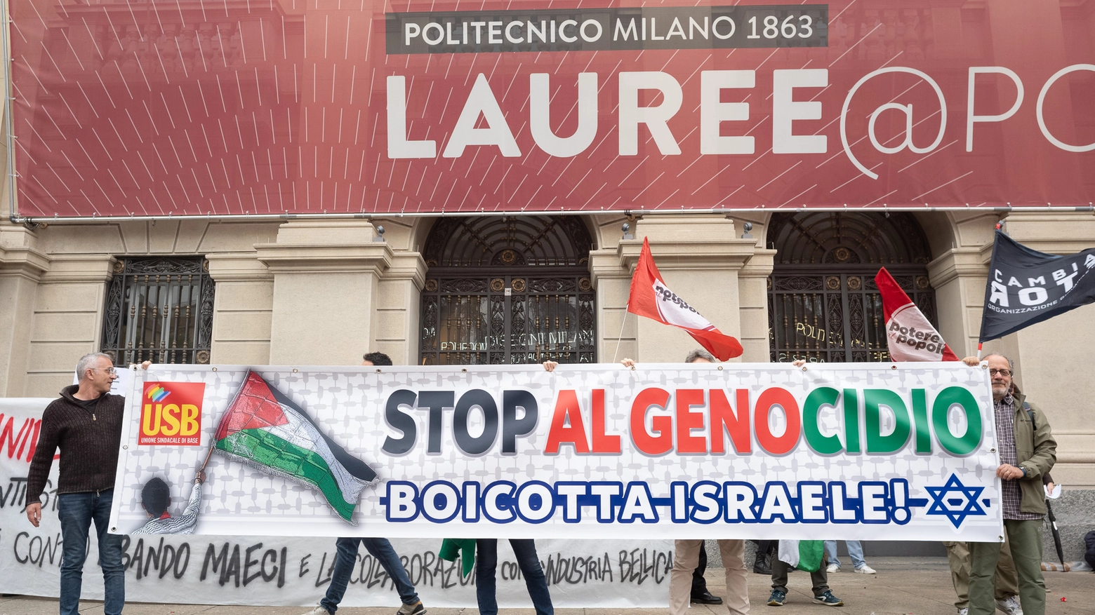 Presidio pro-palestinese dei lavoratori delle università milanesi davanti al politecnico di Milano contro le collaborazioni dei poli con Israele (Ansa)