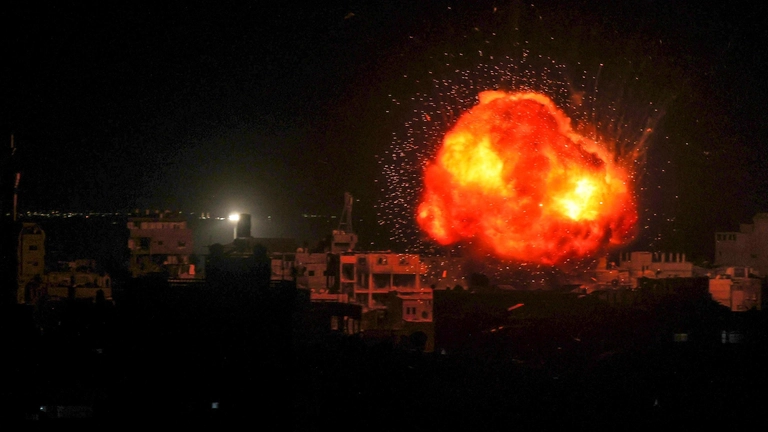 Questo è l'Inizio della Fine - Pagina 12 Bombardamenti-a-tappeto-a-rafah-a-sud-di-gaza