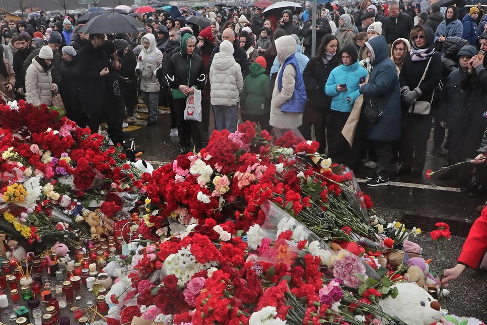 Il memoriale di fiori, peluche e biglietti fuori dalla sala concerti Crocus City Hall a Mosca