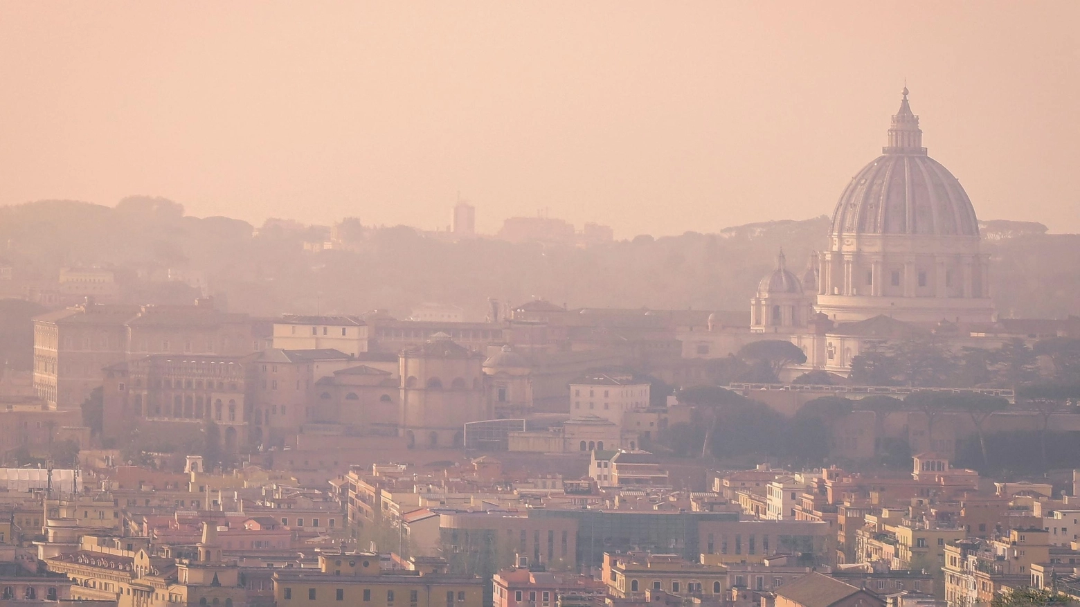 Una cappa rosa ha invaso la città di Roma