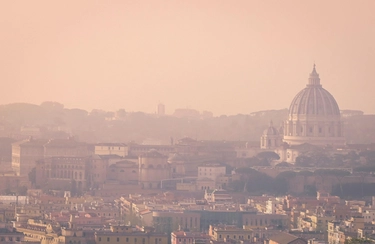 La tempesta del Sahara invade l'Italia. Cappa rosa su Roma, polveri fino alle Dolomiti