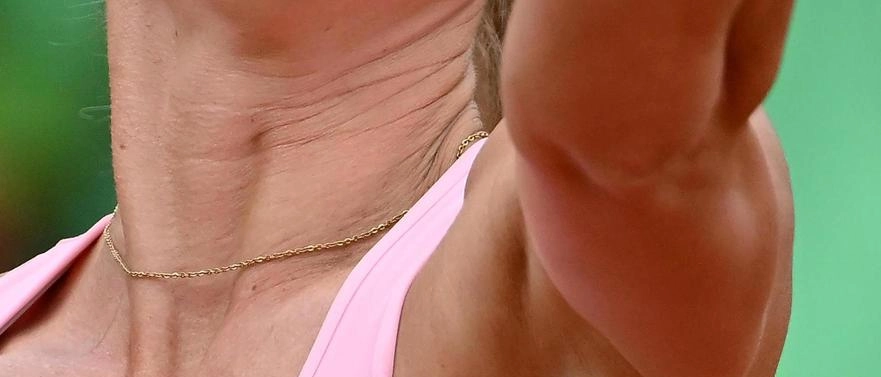 La ex tennista Camila Giorgi è accusata di non aver pagato l'affitto della villa a Calenzano, Firenze, e di aver portato via mobili e tappeti, causando un danno tra i 50 e i 100mila euro. Il padre denuncia un comportamento odioso da parte della 32enne.
