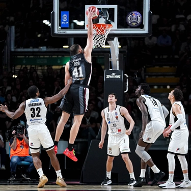 Basket, playoff Serie A: la Virtus travolge Tortona in gara 5 e vola inb semifinale