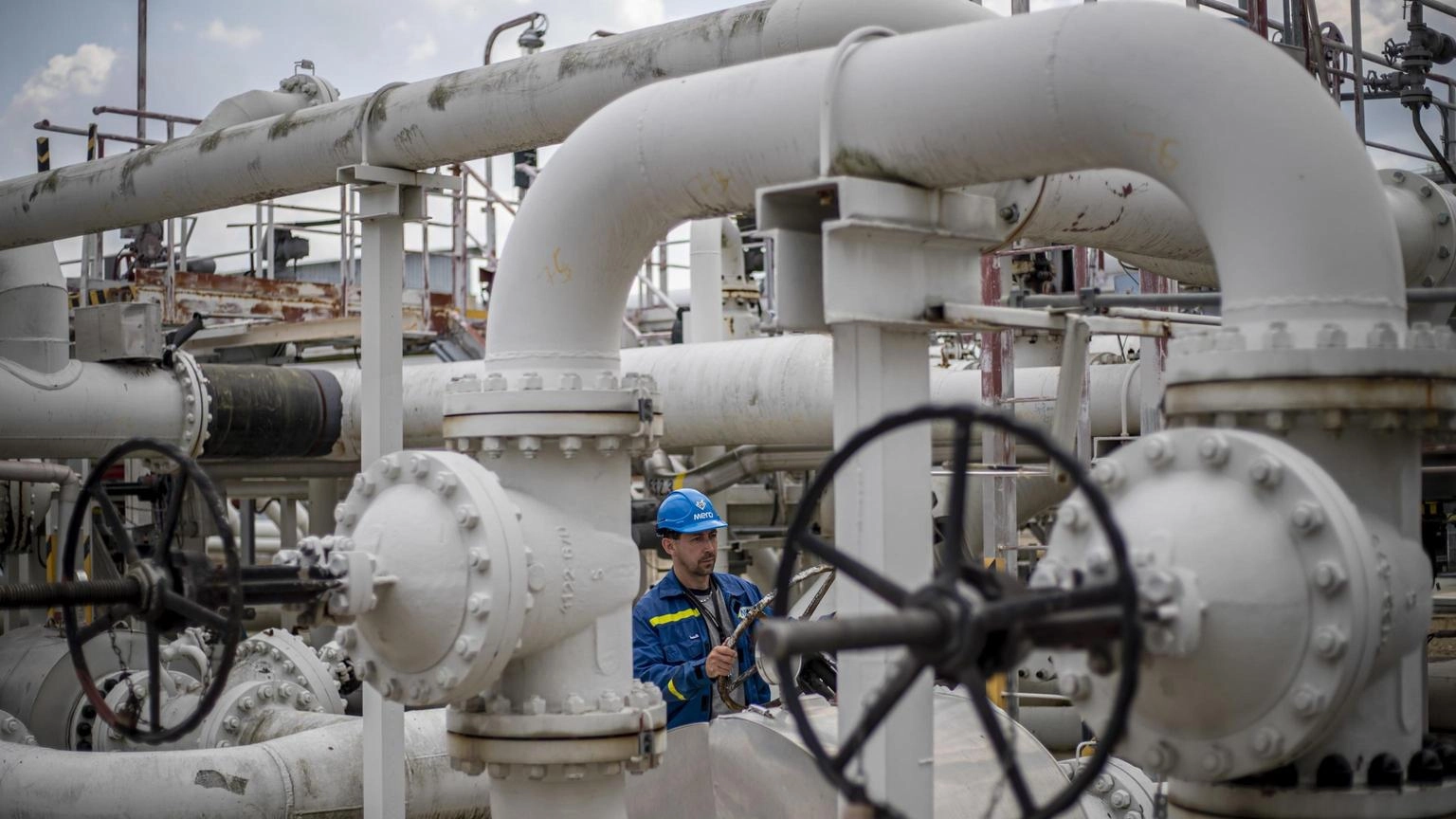 Petrolio: Opec+ estende tagli produzione fino a giugno