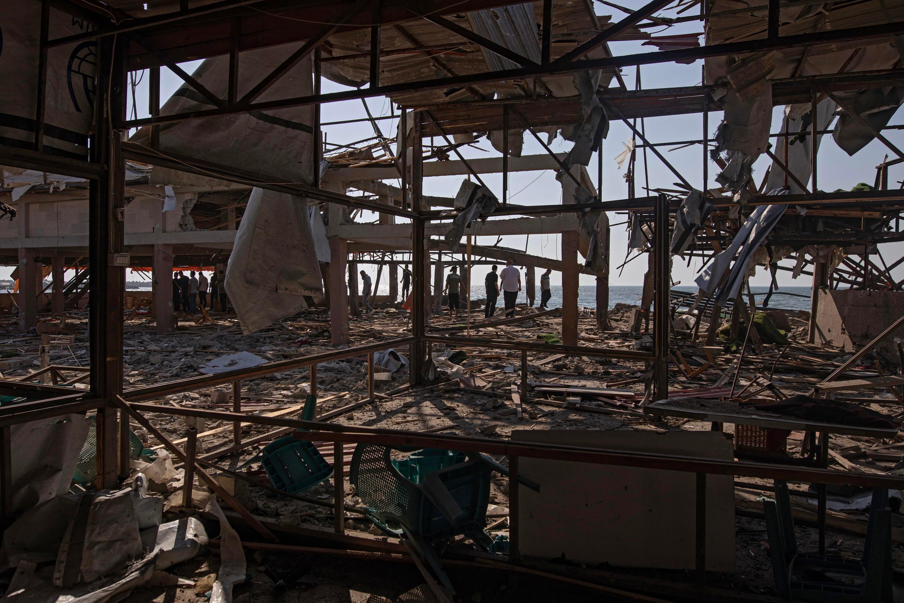 Guerra a Gaza, bombe sull’Internet cafè: è strage Guerra a Gaza, bombe sull’Internet cafè: è strage