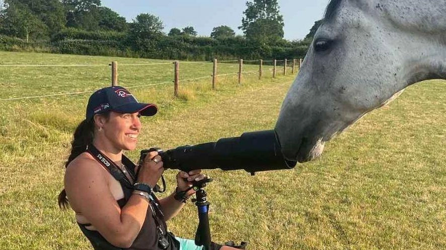 La cavallerizza Caroline March, paralizzata dopo una caduta da cavallo, ha scelto il suicidio assistito a 31 anni. Non accettava la sua nuova vita.