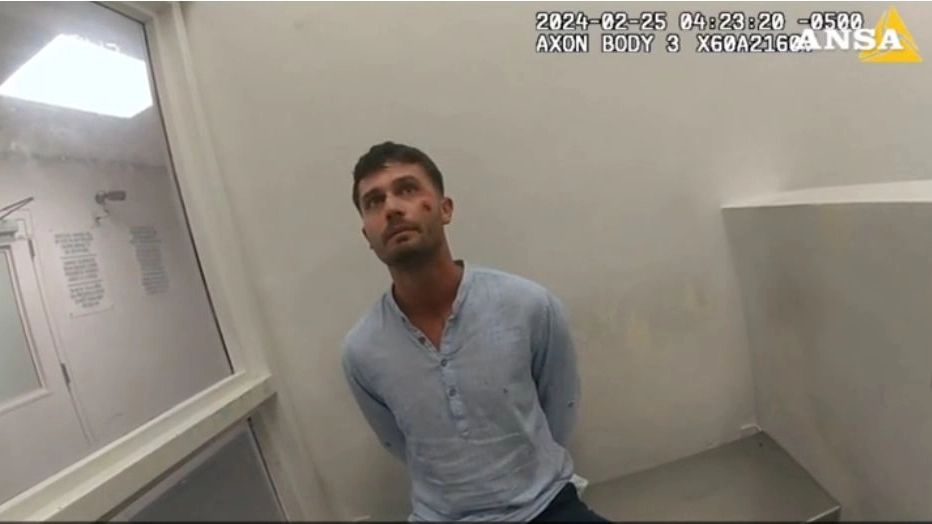 Un frame del video: Matteo Falcinelli nella stazione di polizia di Miami, ammanettato