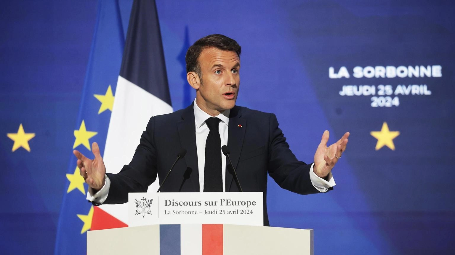 Macron, per l'Europa serve cambio di passo su difesa comune