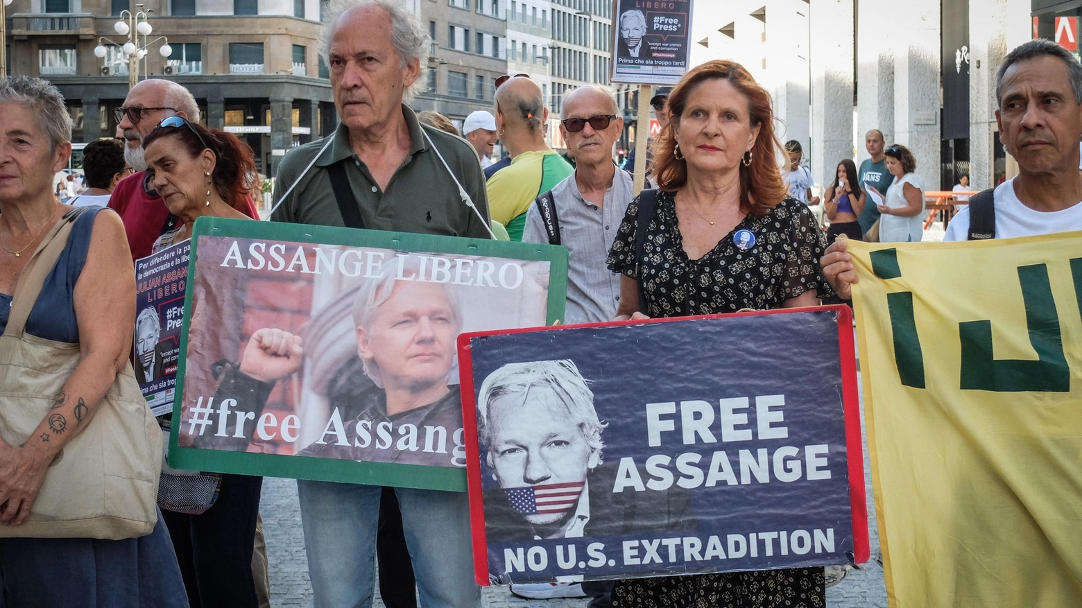 L’Alta Corte britannica ha dato il via libera all’istanza della difesa del giornalista australiano, fondatore di WikiLeaks. Nuova udienza il 20 maggio. Gli Stati Uniti gli danno la caccia da quasi 15 anni