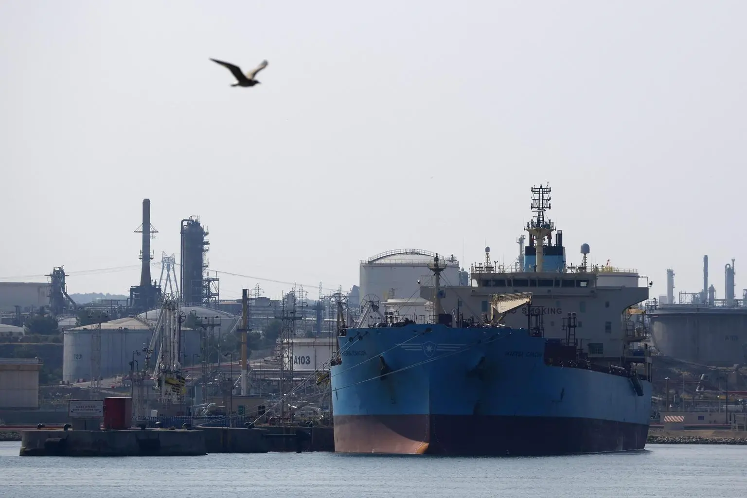 Il petrolio cala ancora su prospettiva tregua, Brent -4%