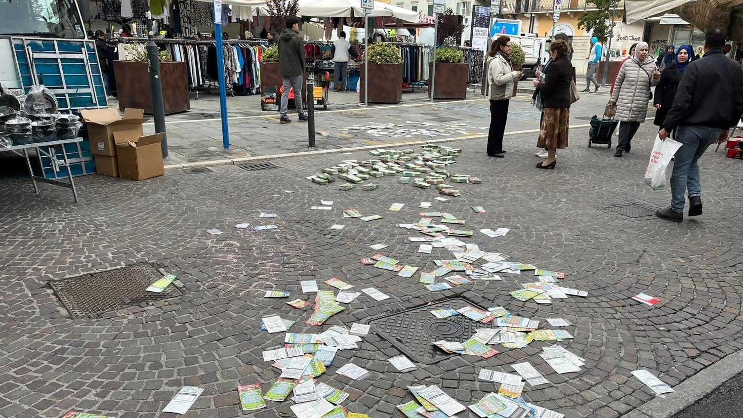 A Brescia, una persona ha speso 368mila euro in gratta e vinci senza vincerne uno solo, evidenziando il pericolo della ludopatia. Un flash mob ha portato i tagliandi nelle strade per sensibilizzare sull'azzardo.
