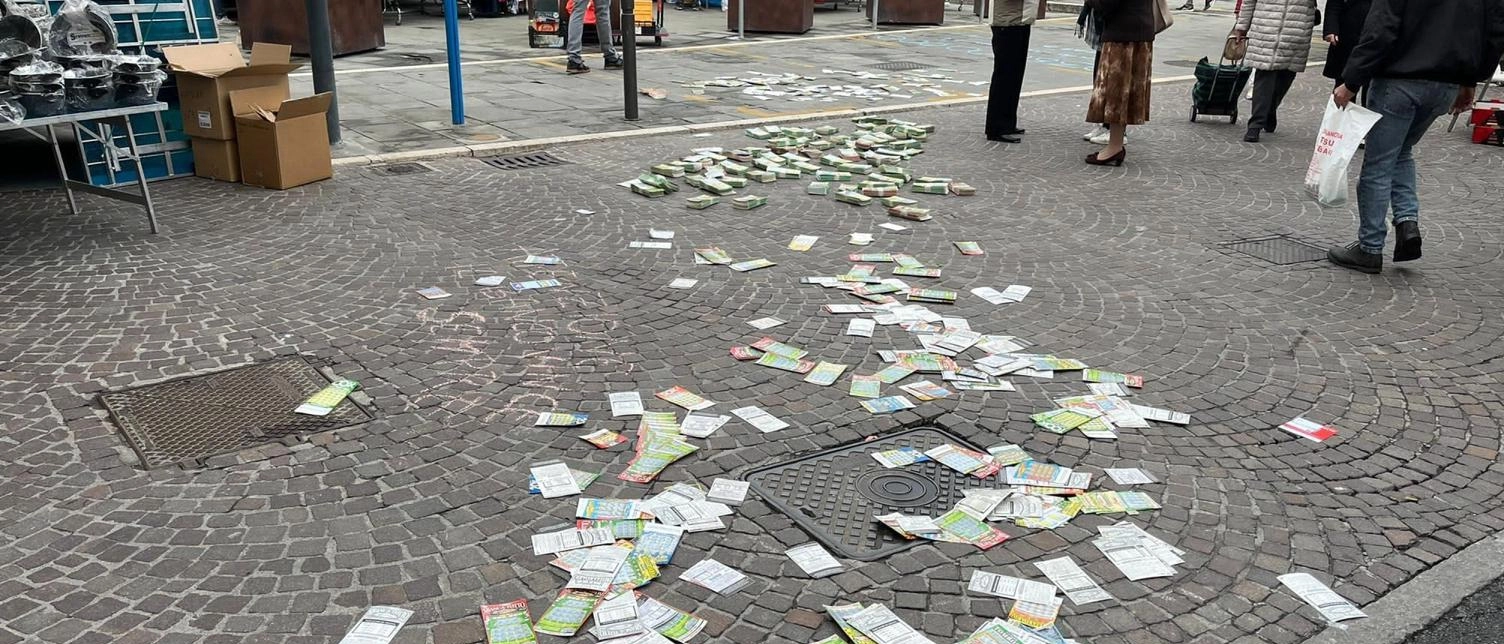A Brescia, una persona ha speso 368mila euro in gratta e vinci senza vincerne uno solo, evidenziando il pericolo della ludopatia. Un flash mob ha portato i tagliandi nelle strade per sensibilizzare sull'azzardo.