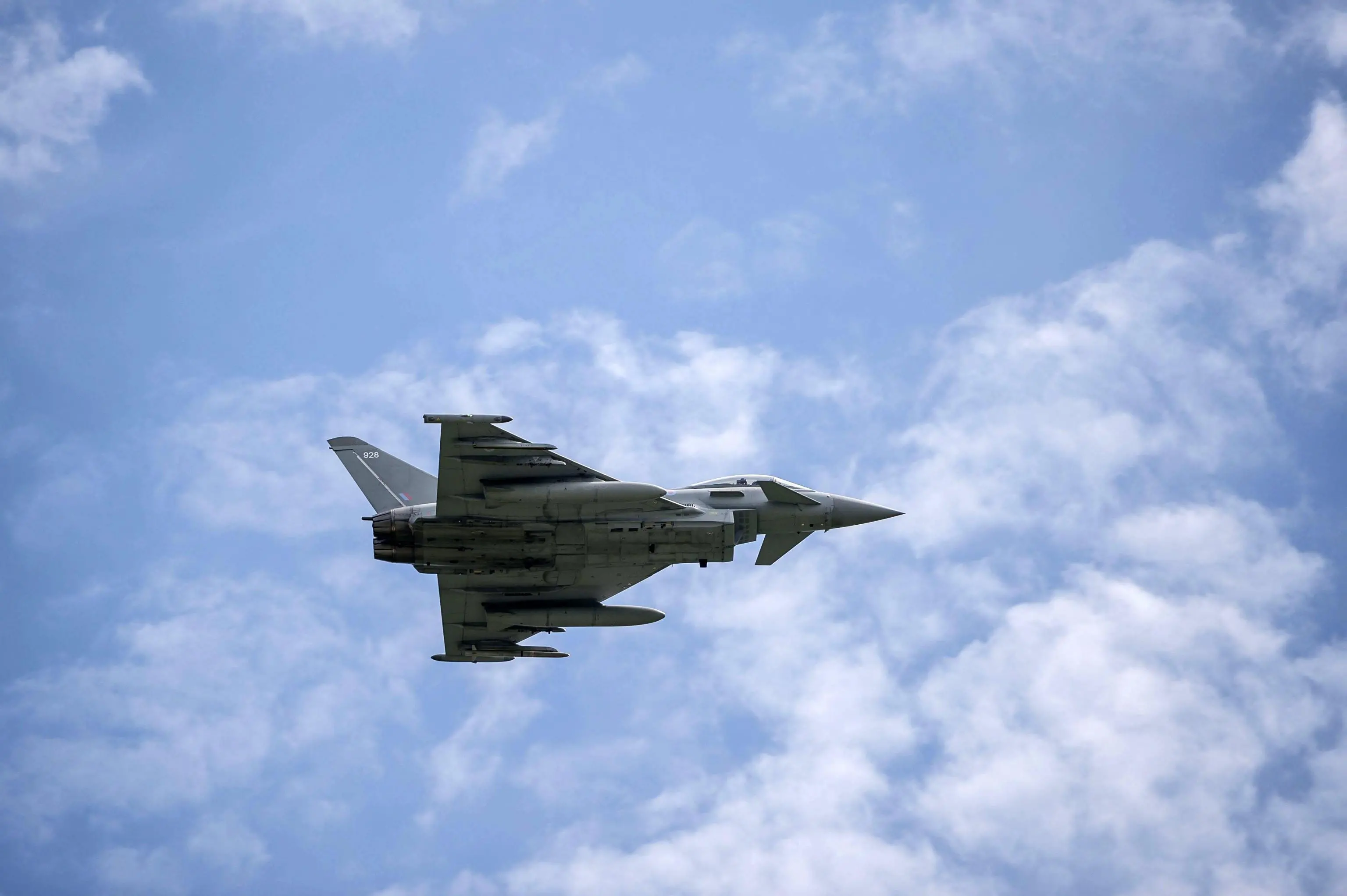 Tensione sul Baltico, aerei russi sfiorano lo spazio Nato. La Royal Air force decolla tre volte in tre giorni