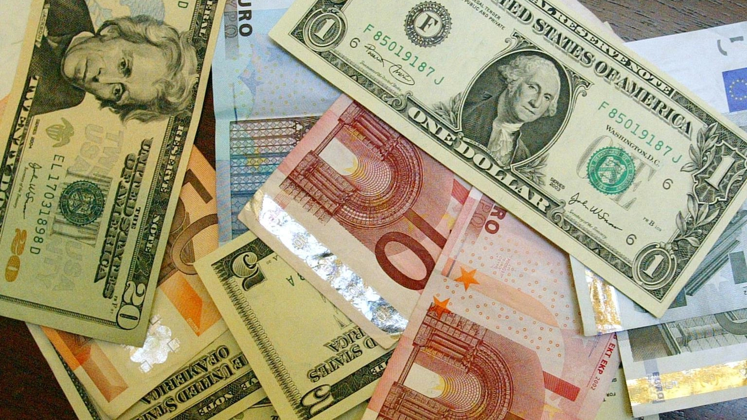 L'euro è stabile in avvio a 1,0766 dollari