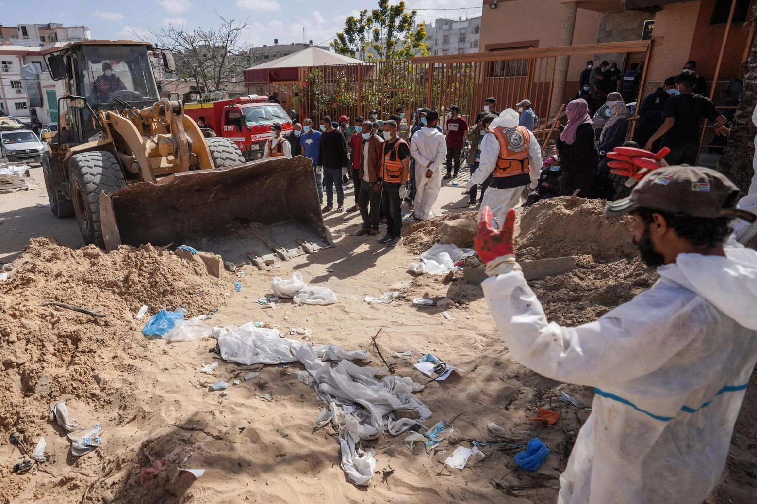 Si cercano corpi sepolti intorno all'ospedale di Khan Younis (Ansa)