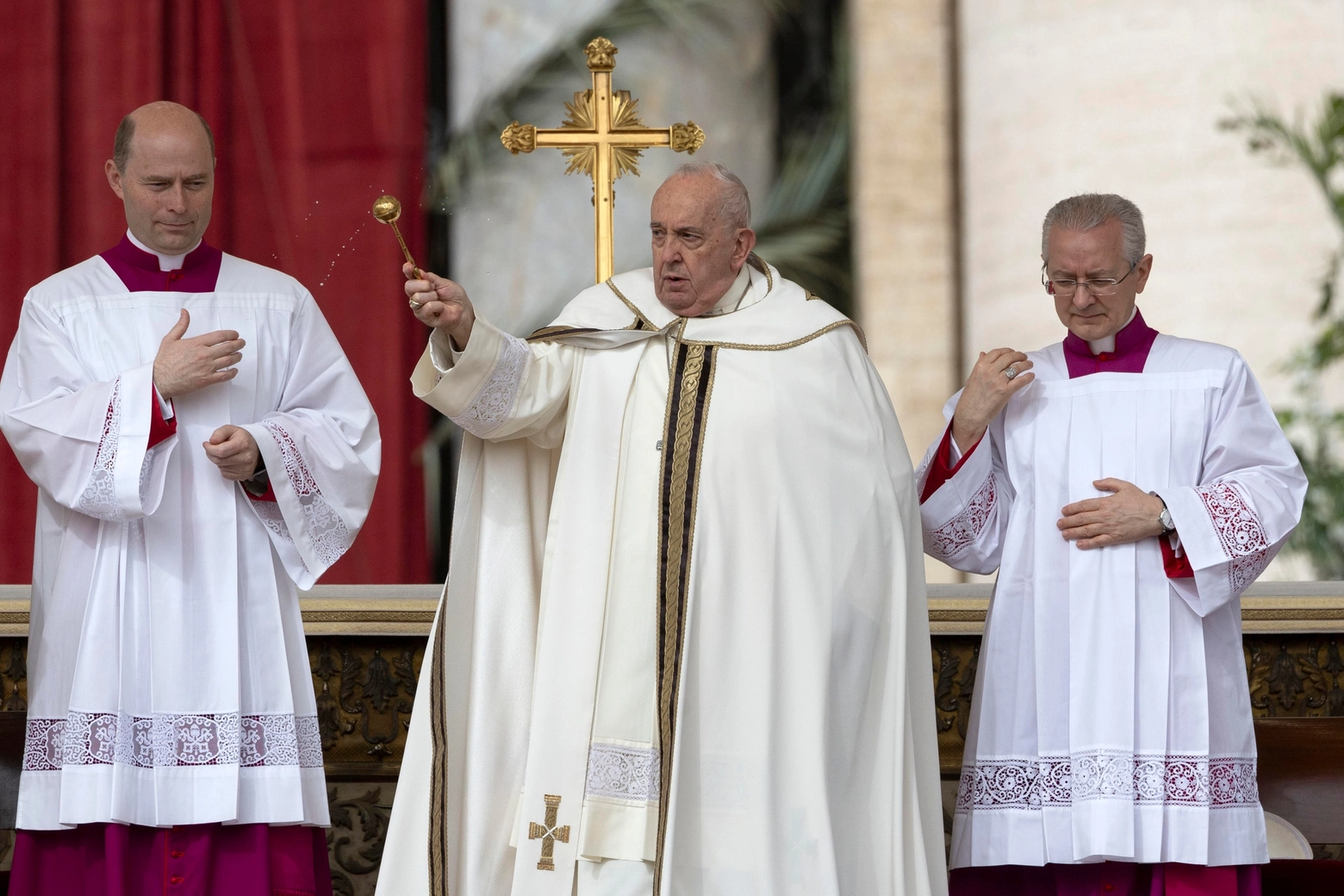 Il Papa in Piazza San Pietro per la messa di Pasqua