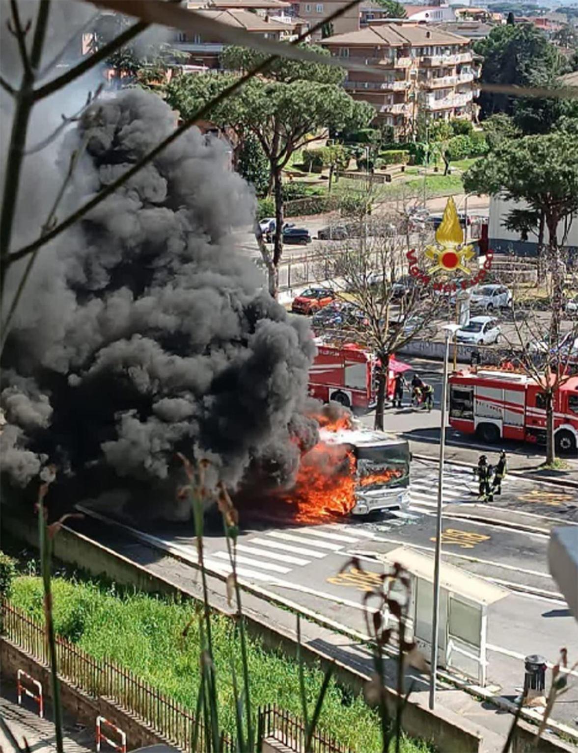 Bus in fiamme a Roma, coinvolto balcone di un palazzo Bus in fiamme a Roma, coinvolto balcone di un palazzo