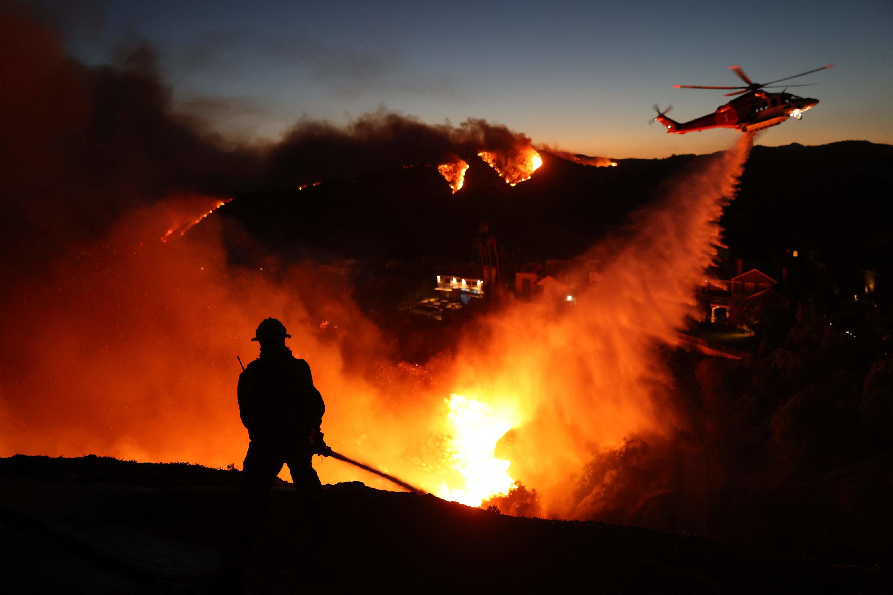 Fiamme Pacific da Quotidiano.net Fiamme a Pacific Palisades | le celebrità in fuga dal devastante incendio in California
