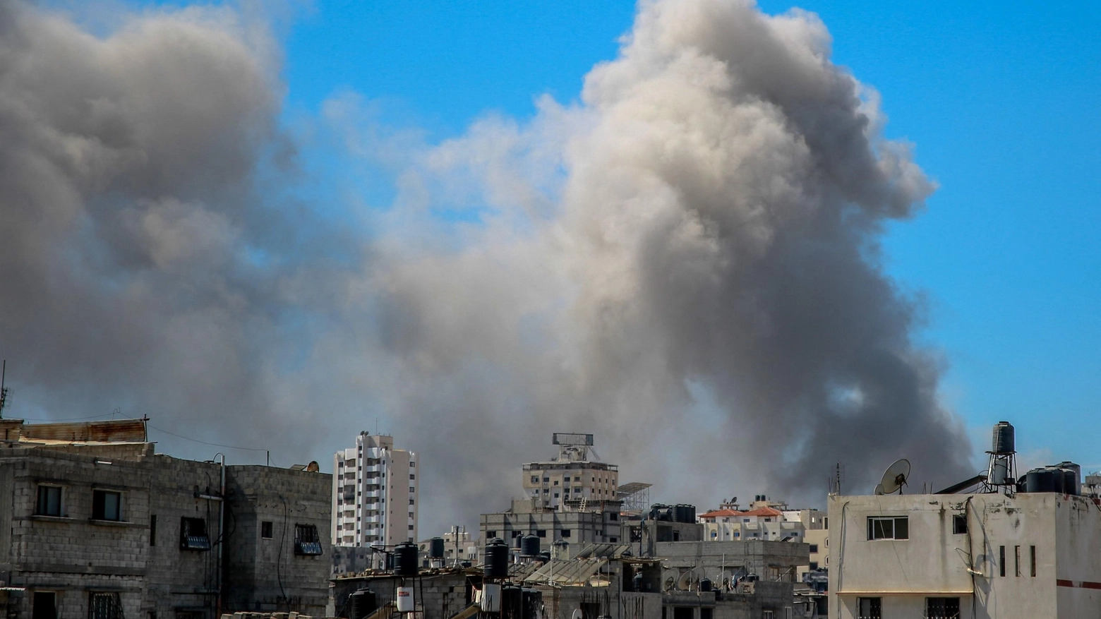 Colpi di artiglieria contro l'ospedale di Gaza City