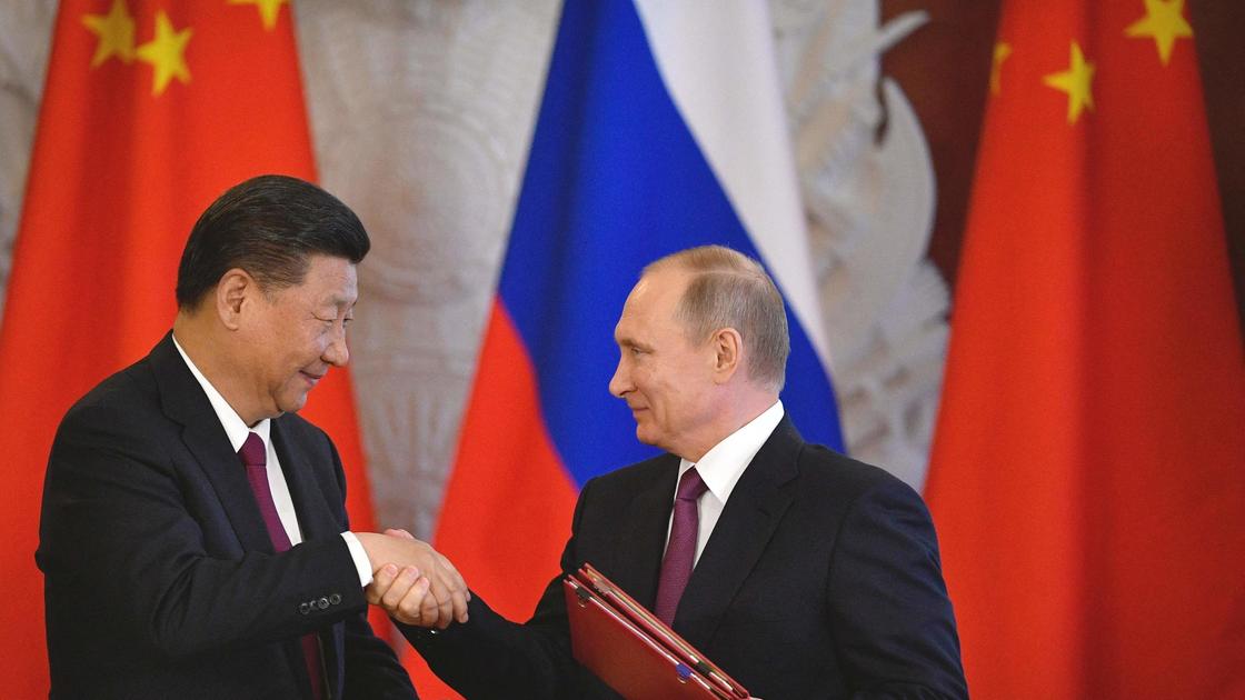 Putin a Pechino, Xi lo accoglie: “I rapporti tra Cina e Russia favoriscono stabilità e pace nel mondo”