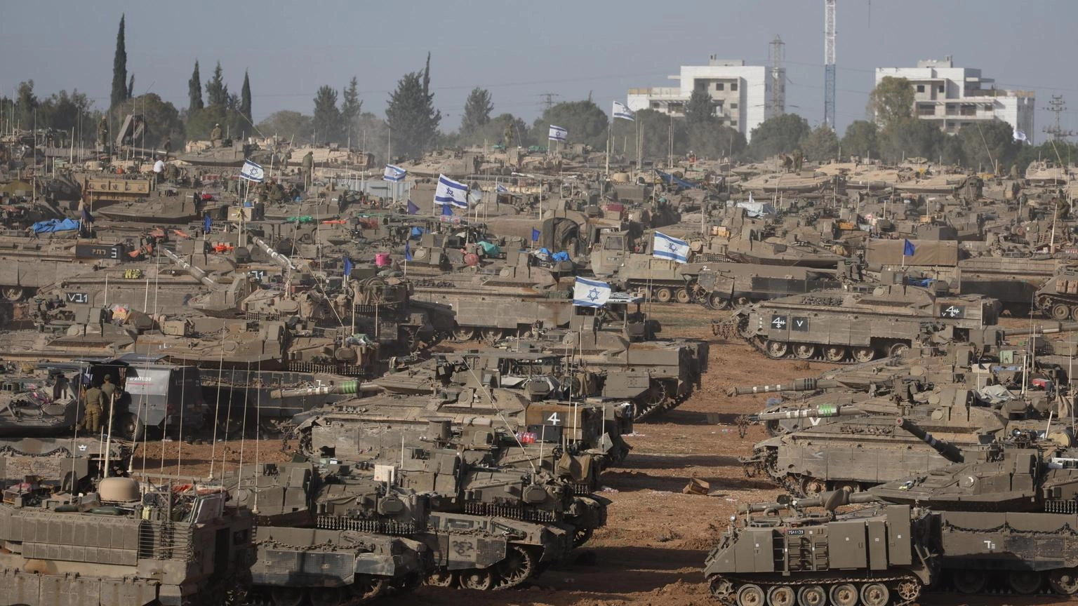 Media, 'tank e truppe Israele circondano parte est Rafah'