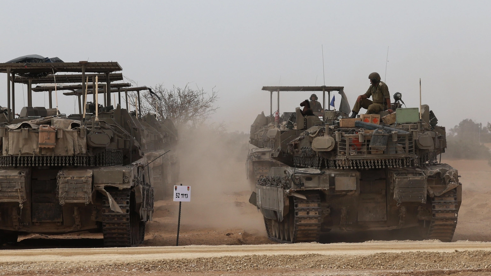 Israele ammassa decine di tank al valico per Rafah (Ansa)