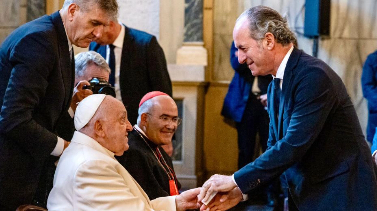 Papa Francesco stringe le mani al governatore veneto Luca Zaia