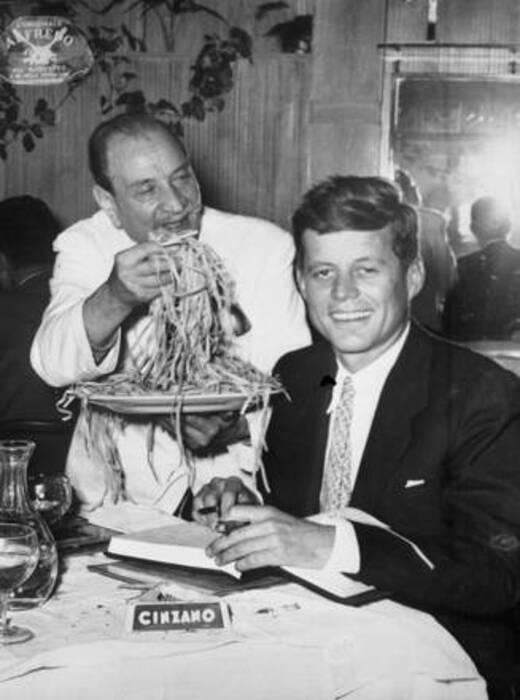Trump e Kennedy, gemelli diversi: “Vendiamo più armi agli italiani” Trump e Kennedy, gemelli diversi: “Vendiamo più armi agli italiani”